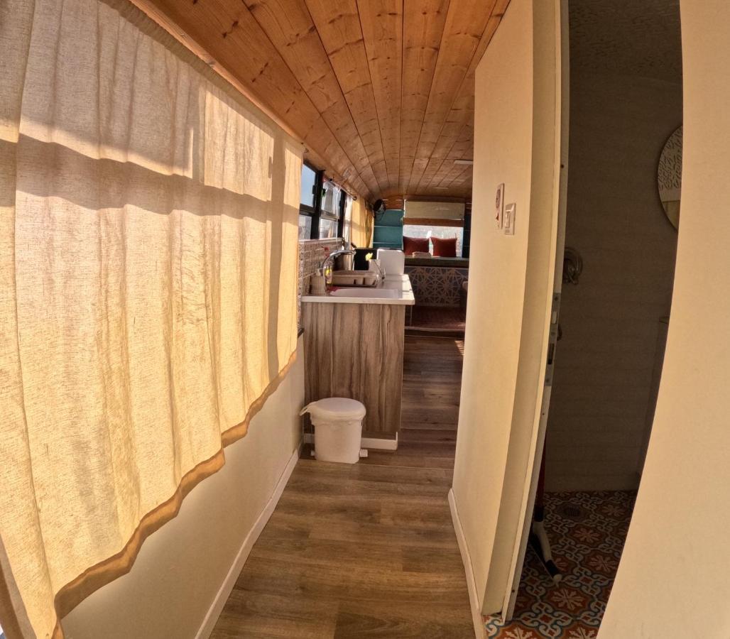 Apartmán The Bus Madždal Šams Exteriér fotografie